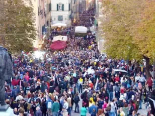 folla di visitatori alla fiera del fumetto di lucca comics and games