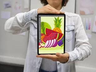 disegnatore con tablet per disegnare